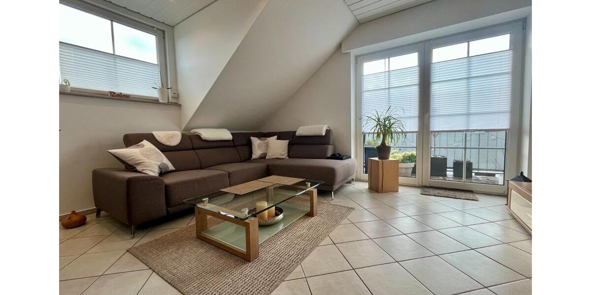 Provisionsfrei: Helle DG-Wohnung mit Balkon & 2 TG-Stellplätzen 3 zimmer