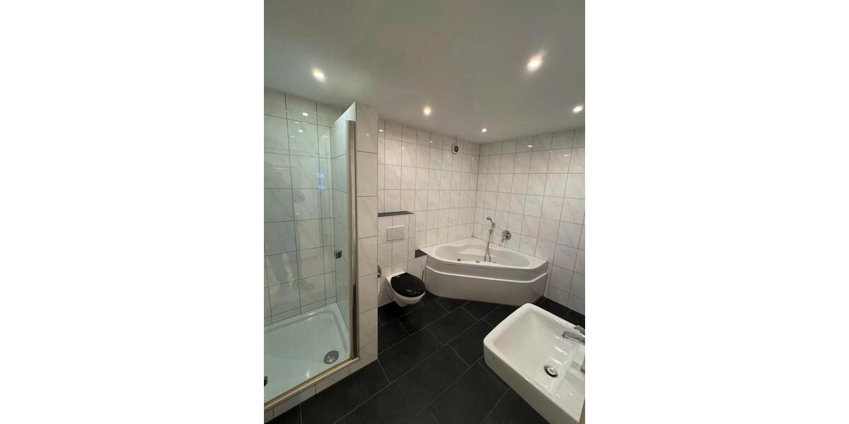 Erdgeschoßwohnung Grevenbroich Neuenhausen - 4 Zimmer, 130 m&sup2;, 1.500&euro; | Angebot:24840289