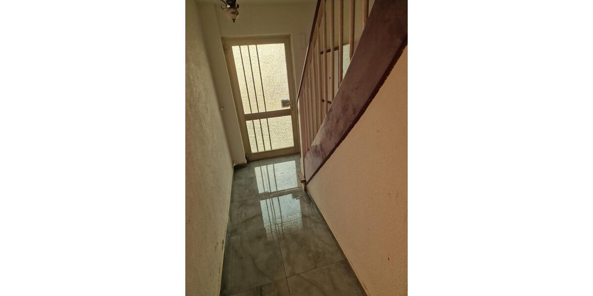 Neusanierte und großzügige 4-Zi.EG-Wohnung mit Terrasse & Garten 4 zimmer