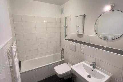 1 möbliertes Zimmer mit Balkon in 3-Zimmer WG-Wohnung 1 zimmer