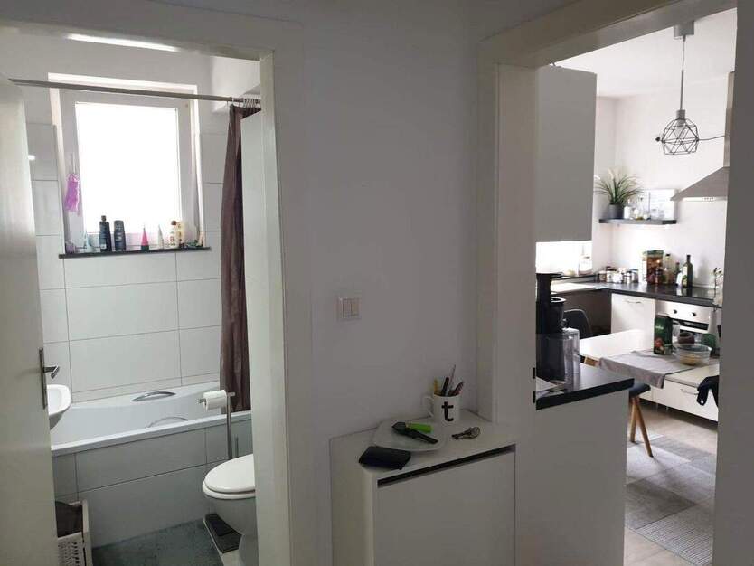 Wunderschöne 2 - Zimmer + Balkon ins Grüne, 4 Minuten vom Barbarossaplatz 2 zimmer