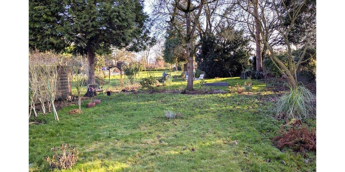 Dornröschen sucht Prinzen: Große Wohnung im EG mit Kamin, Garten und Tiefgarage 3 zimmer