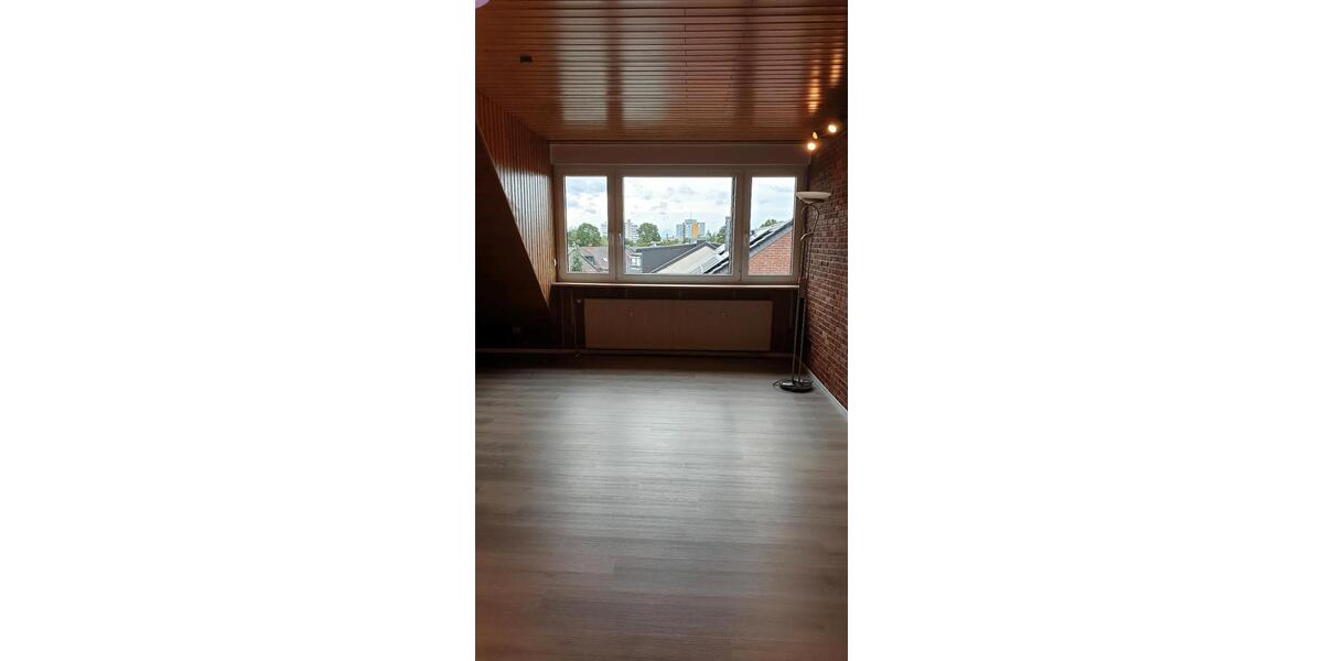 Teilmobilierte Dachgeschosswohning in ruhigem 3 Parteienhaus 1 zimmer