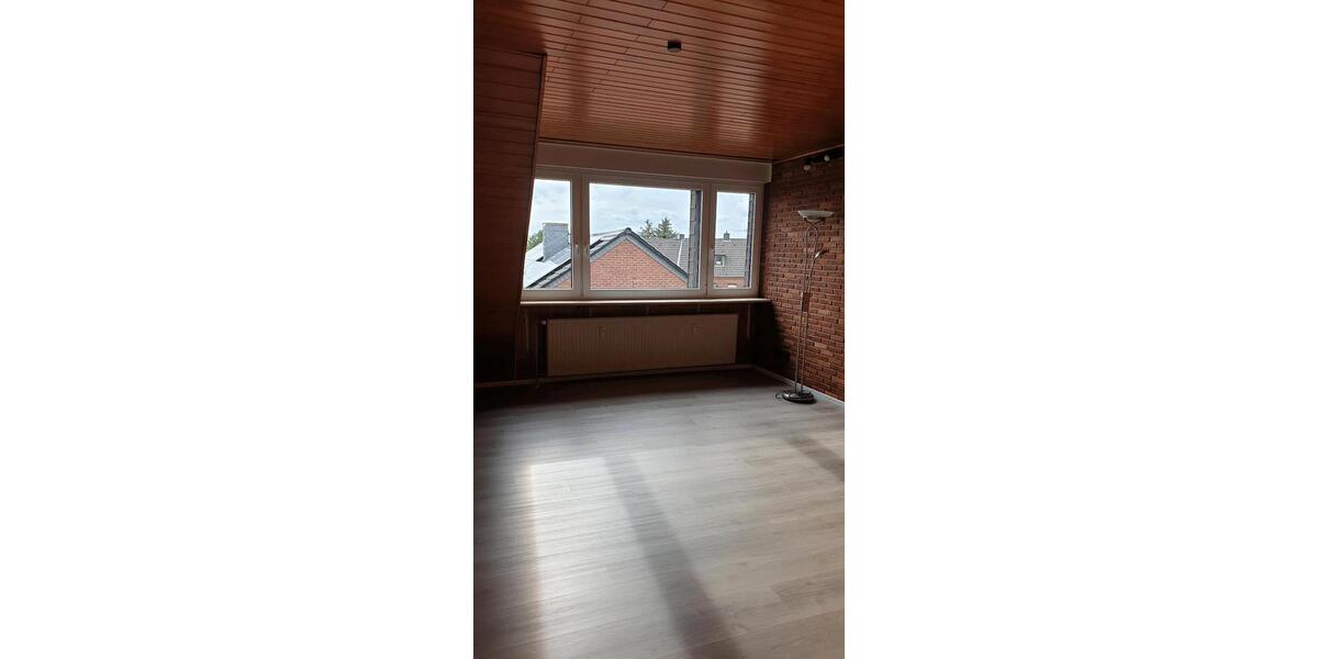 Teilmobilierte Dachgeschosswohning in ruhigem 3 Parteienhaus 1 zimmer