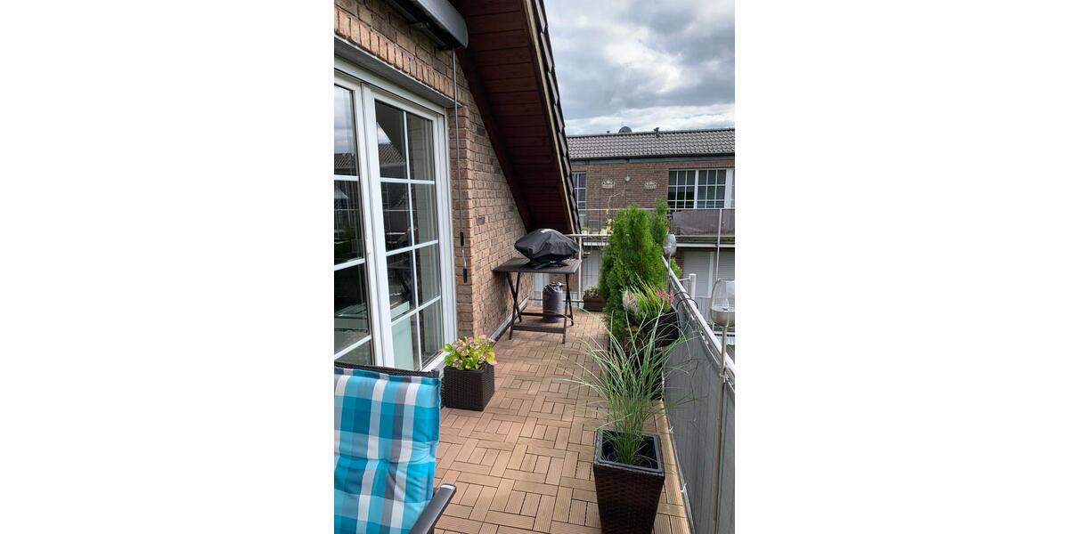 Provisionsfrei: Helle DG-Wohnung mit Balkon & 2 TG-Stellplätzen 3 zimmer