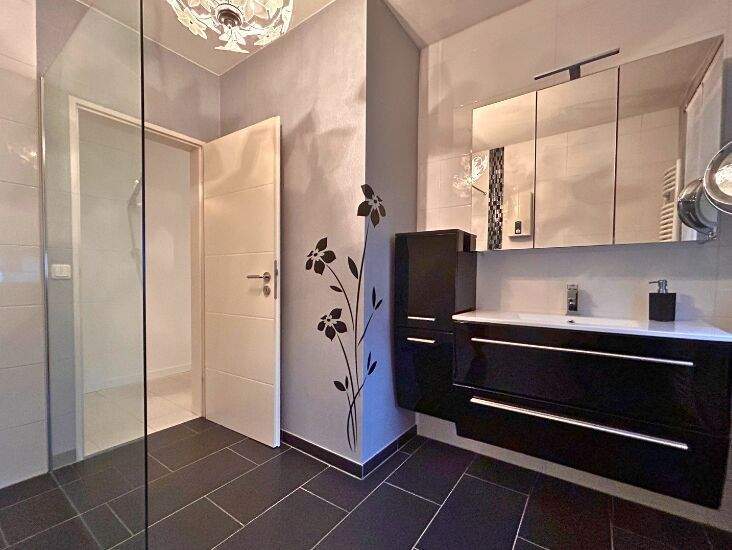 +++ Einfamilienhaus mit beeindruckender Extra-Fläche im UG +++ 6 zimmer