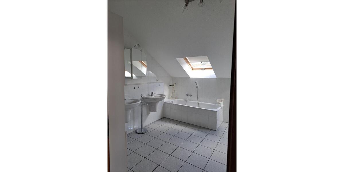 Etagenwohnung Lindlar - 3 Zimmer, 130 m&sup2;, 1.400&euro; | Angebot:25645312