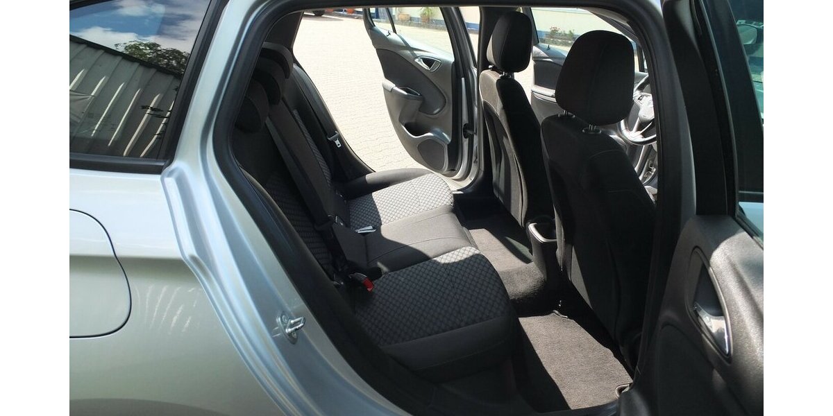 Opel Astra EDITION NAVI KLIMA TEMPOMAT BLUETOOTH 99.125 km 9.908 &euro; Köln 50858