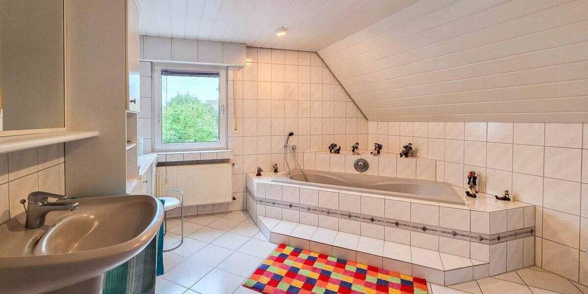 Einziehen und wohlfühlen - sehr gepflegtes Zweifamilienhaus mit Top-Potenzial zur flexiblen Nutzung 8 zimmer