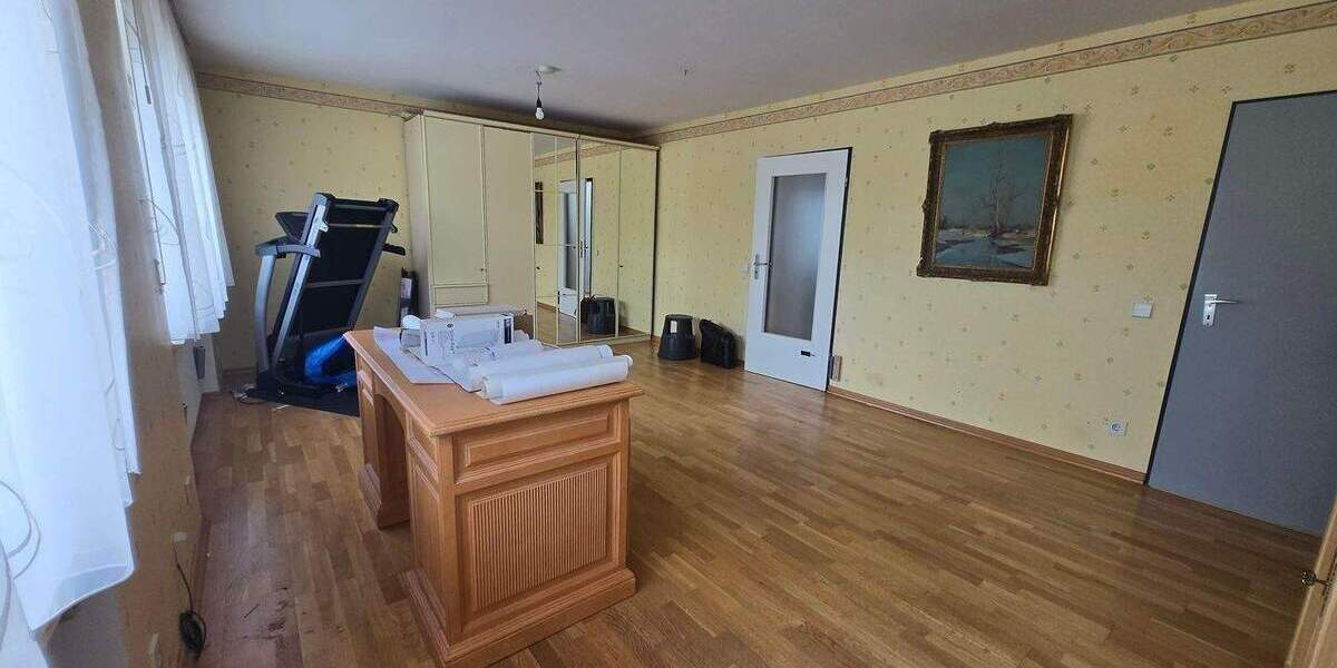 Wohn-Geschäftshaus bietet viele Gestaltungsmöglichkeiten! z.B. Praxis,- Büro,-Wohnräume; aufstockbar 8 zimmer